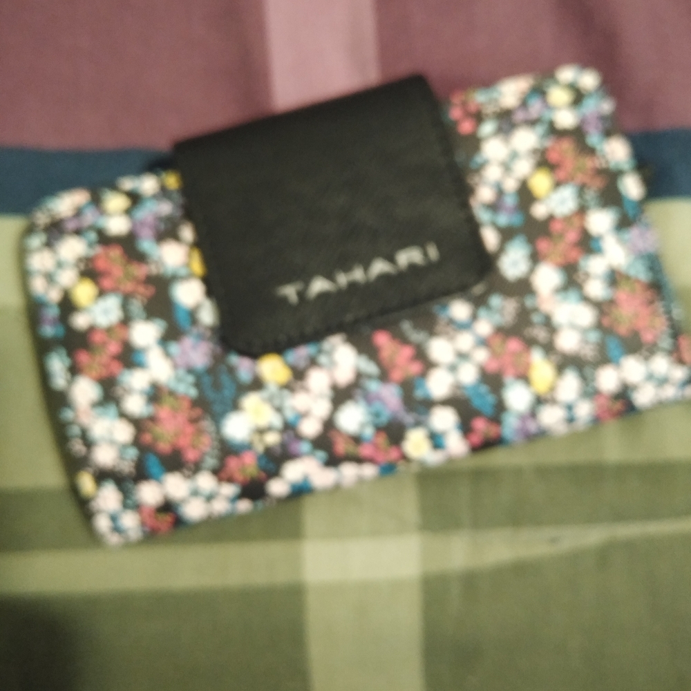Tahari Wallet